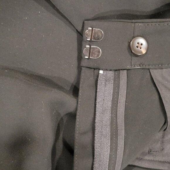 Ann Taylor Black Shorts Embroidered Detailing 4" Inseam Pleated Front Women Sz 4 - Picture 2 of 9